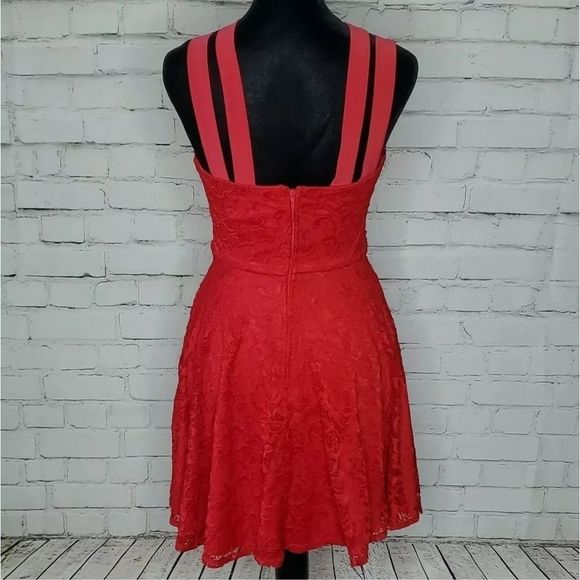 B Darlin Junior's Red Lace Fitted Dress Size 1/2 - Picture 4 of 8
